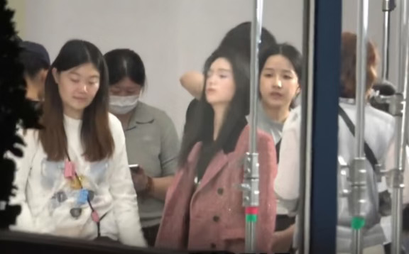 周也影棚拍照， 凌乱丸子头搭毛绒外套氛围感满满#周也