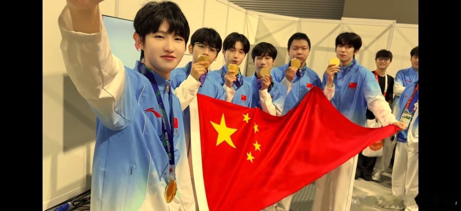 #一诺xbc[超话]# 
喜不喜欢我们诺诺的第二块金牌🥇
竞小妹啊 总是希望自己的心肝是青训状元出身又是射手位唯一双FMVP皮肤拥有者 即希望两次入选亚运会 又希望选手本人一直保持谦逊上进有进取之心 即想要实力与人品并存 还希望懂得感恩队友珍惜粉丝 如果是一诺的话 都可以做到哦
恭喜斩获中国体育代表 ​