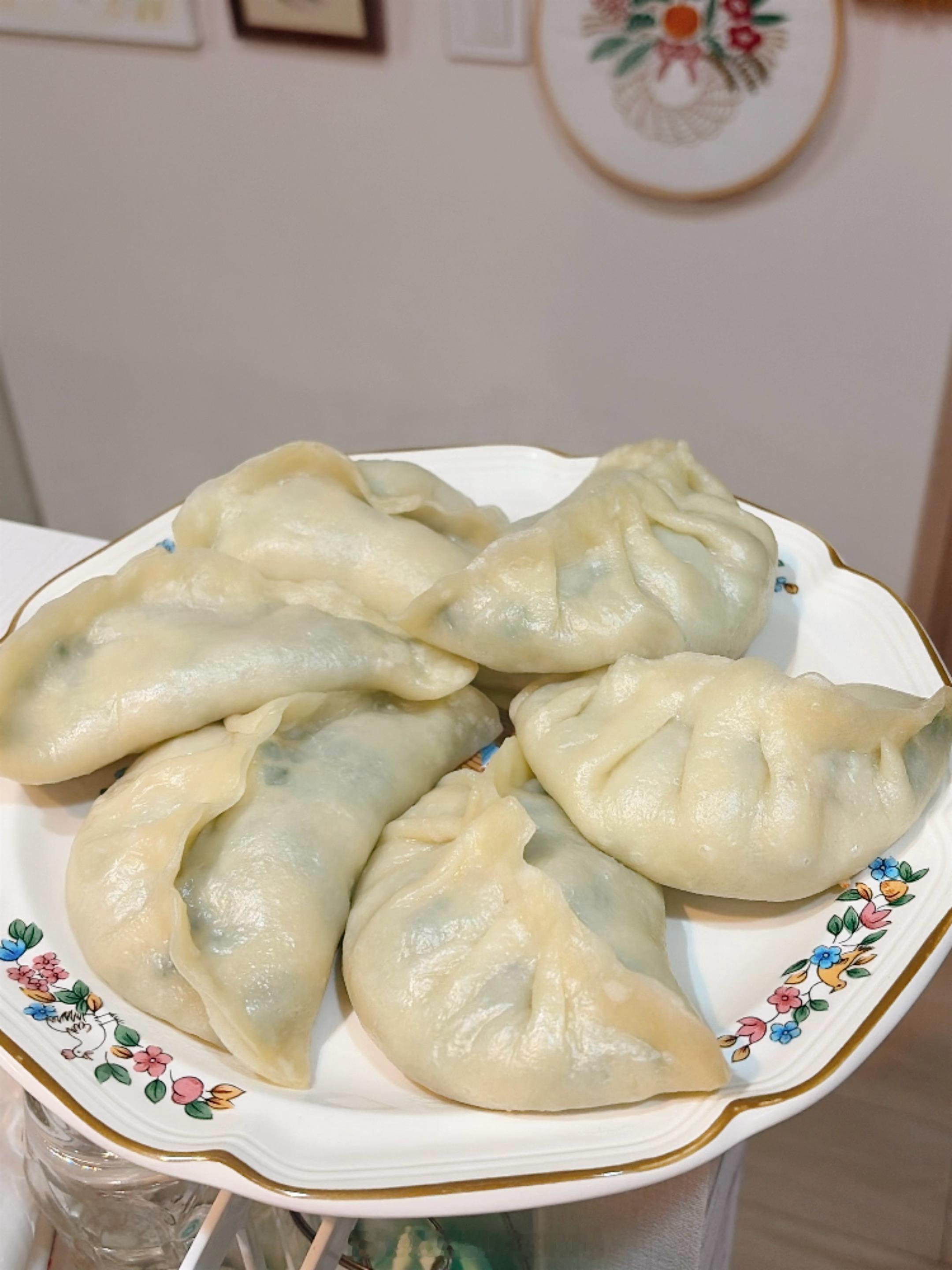 晚上做了大蒸饺，韭菜鸡蛋虾仁粉条馅儿的，面粉500g，开水300ml和成面团中间揉两次，皮擀的薄一点儿，开水上锅蒸十二分钟就行了😋配个玉米面粥，大福今天可能是累了，一直在睡觉🐈大学生喜爱内容共创计划秋日宅家正当时我的美食日记国庆吃的还是太好了 ​​​