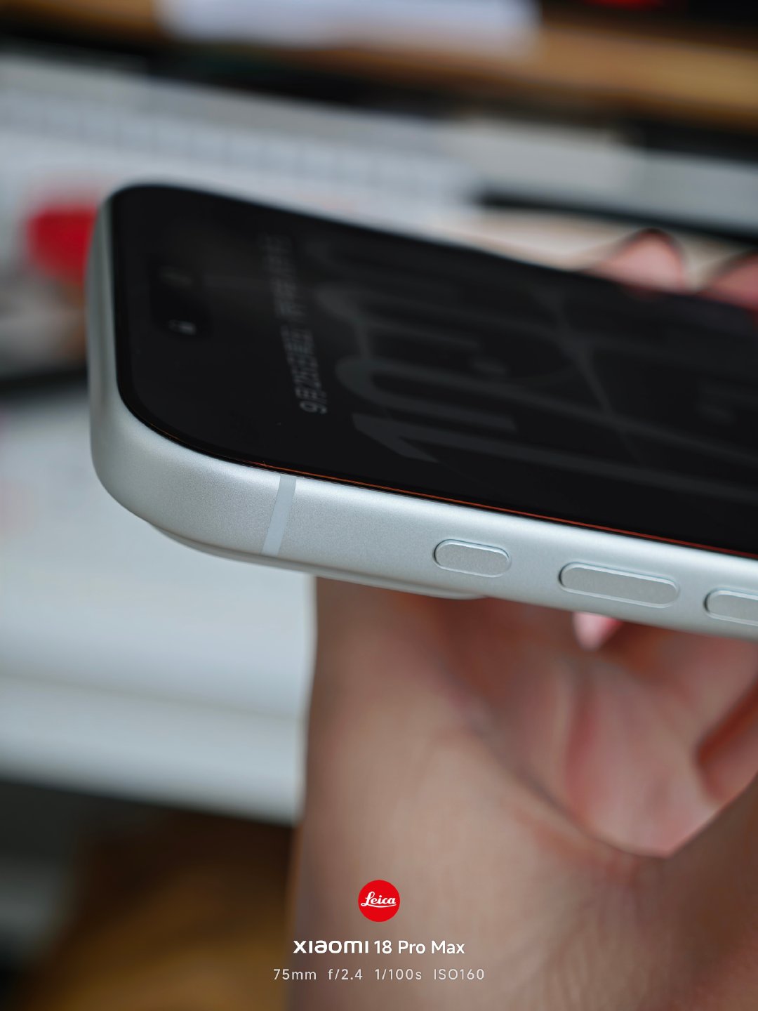 iPhone 18promax 这次我选了AR 很离谱 贴了和没贴一样 除了有点贵 我觉得巨爽 嘿嘿 ​