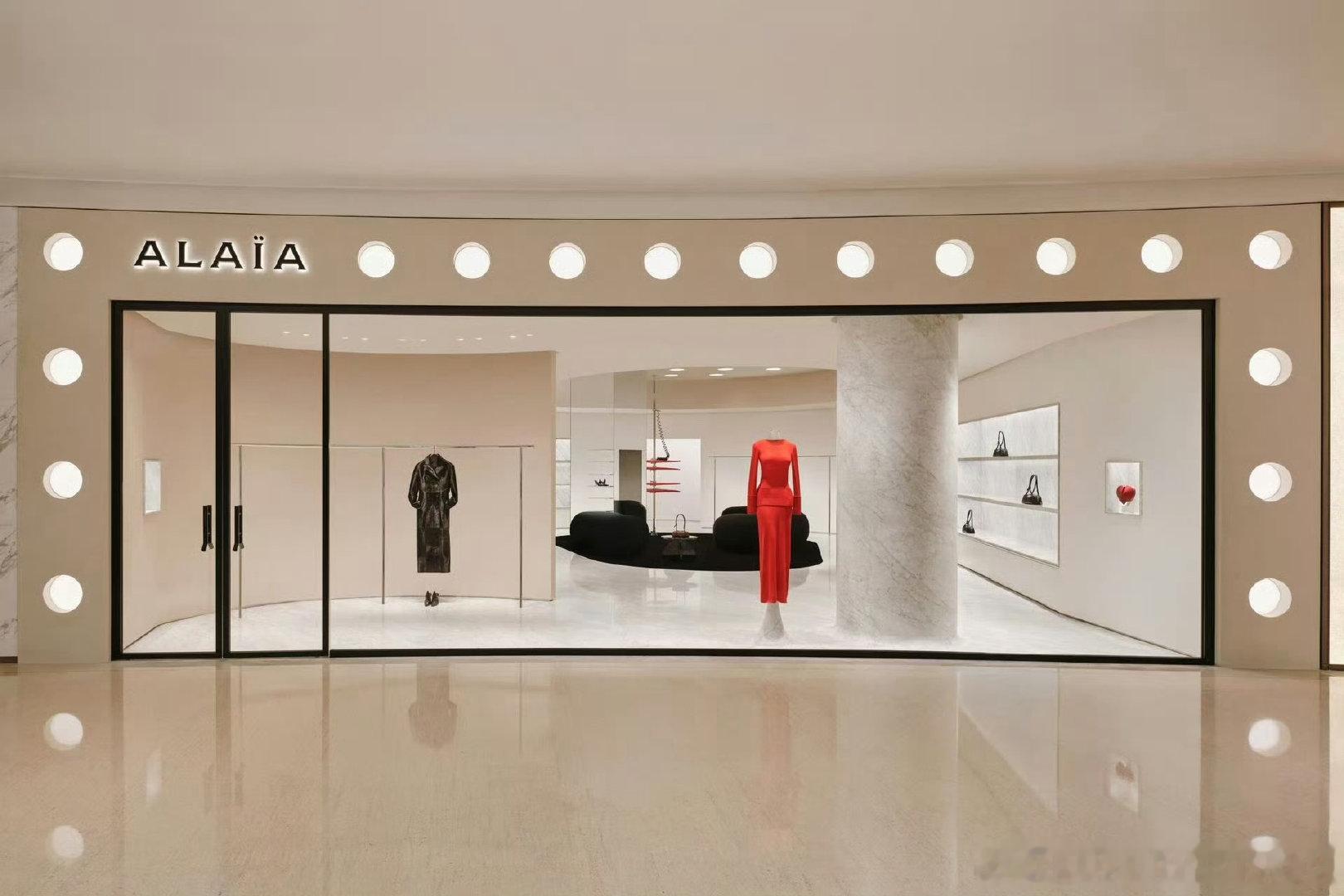 #奢华之眼news#近日，ALAÏA于上海恒隆广场呈现精品店焕新开幕及 LA TABLE ALAÏA 晚宴，演员#娜然# 、超模#贺聪# 及#汪曲攸# 出席活动。LA TABLE ALAÏA 也首次来到上海，以艺术、时装与美食延续品牌「开放之家」的理念。​