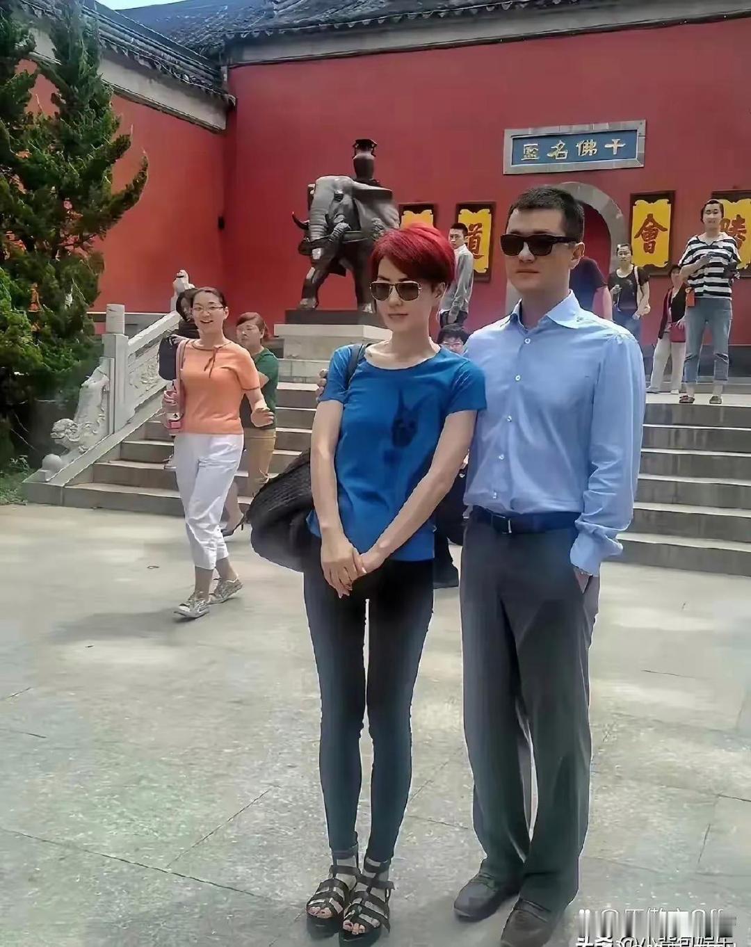 王菲年轻时候和李亚鹏旅游时拍的合影，现在感觉真是大变样了 ​