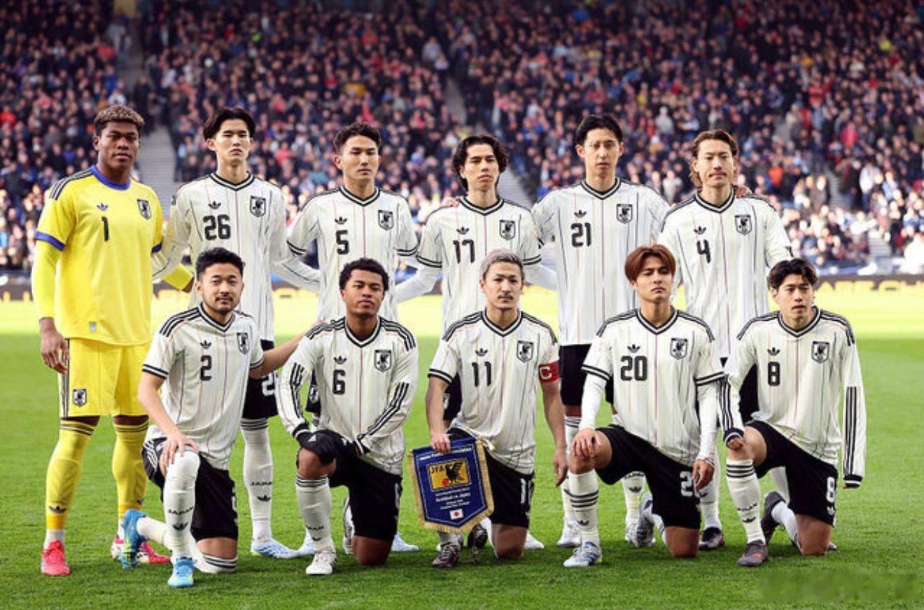】世界杯正赛历史上，日本仅有两场比赛身披白色客场球衣作战：2002年2...