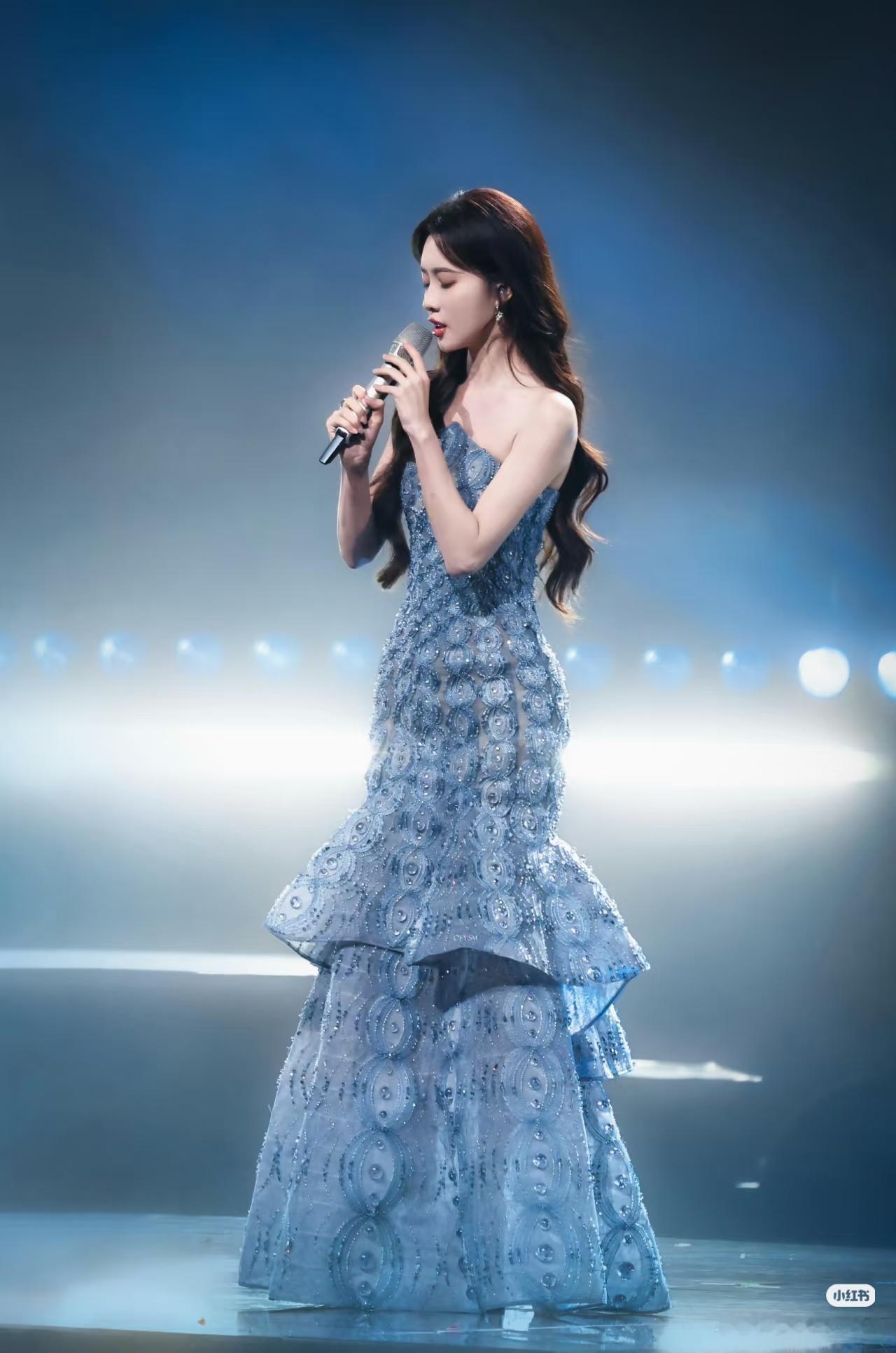 2026 湾区升明月晚会最让人出乎意料
不是古巨基、苏有朋和林心如世纪同框
也不是任嘉伦、林依轮合唱的《爱情鸟》，而是孟子义搭档江语晨合唱的《最后一页》。

熟悉孟子义的都知道，她以前唱歌总跑调、找不准节奏，经常被网友调侃唱歌短板明显。

但这次晚会舞台真的狠狠逆袭！孟子义一开口直接惊艳全场，全程稳