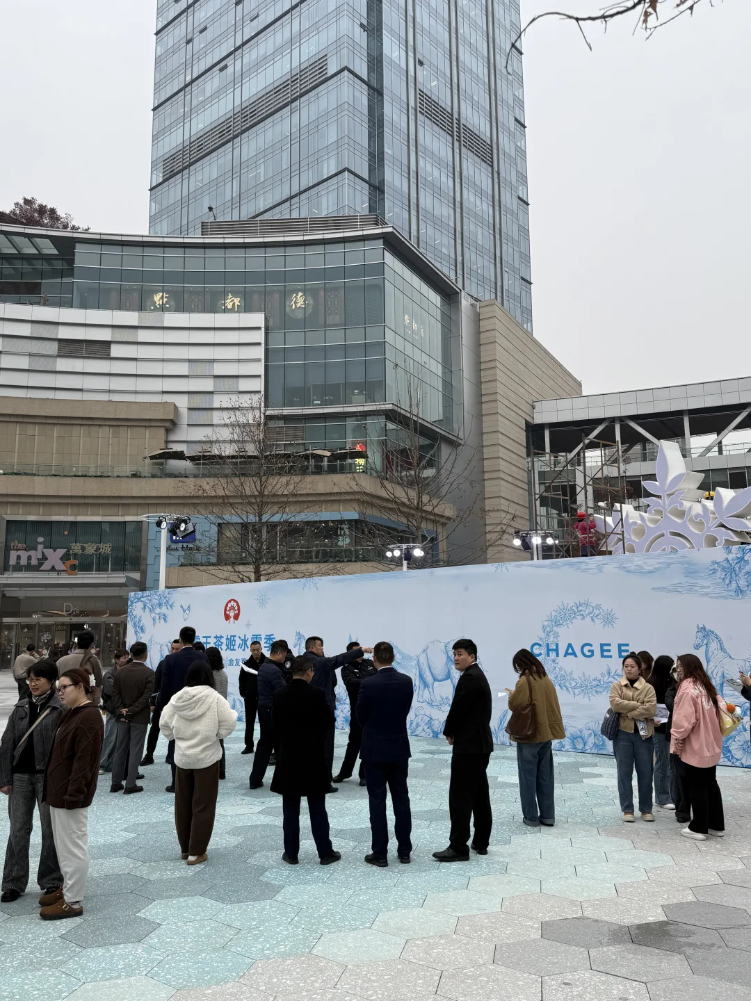 成都的朋友们！！王鹤棣明天会来这里！！