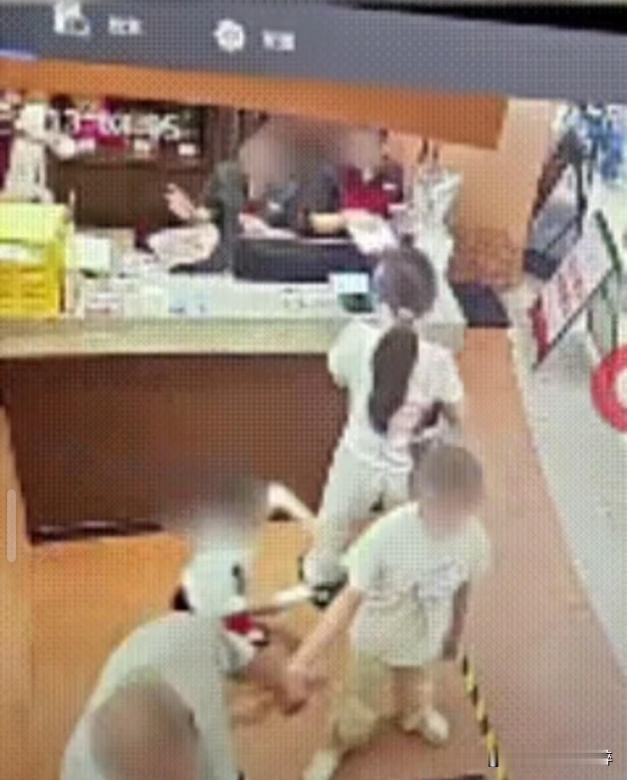 4岁的小男孩什么都不懂呢，应该只是调皮而已，批评教育一下，告诉一下他的家长督促严加管教就行了，至于这么小题大作吗。消息来源晨视屏