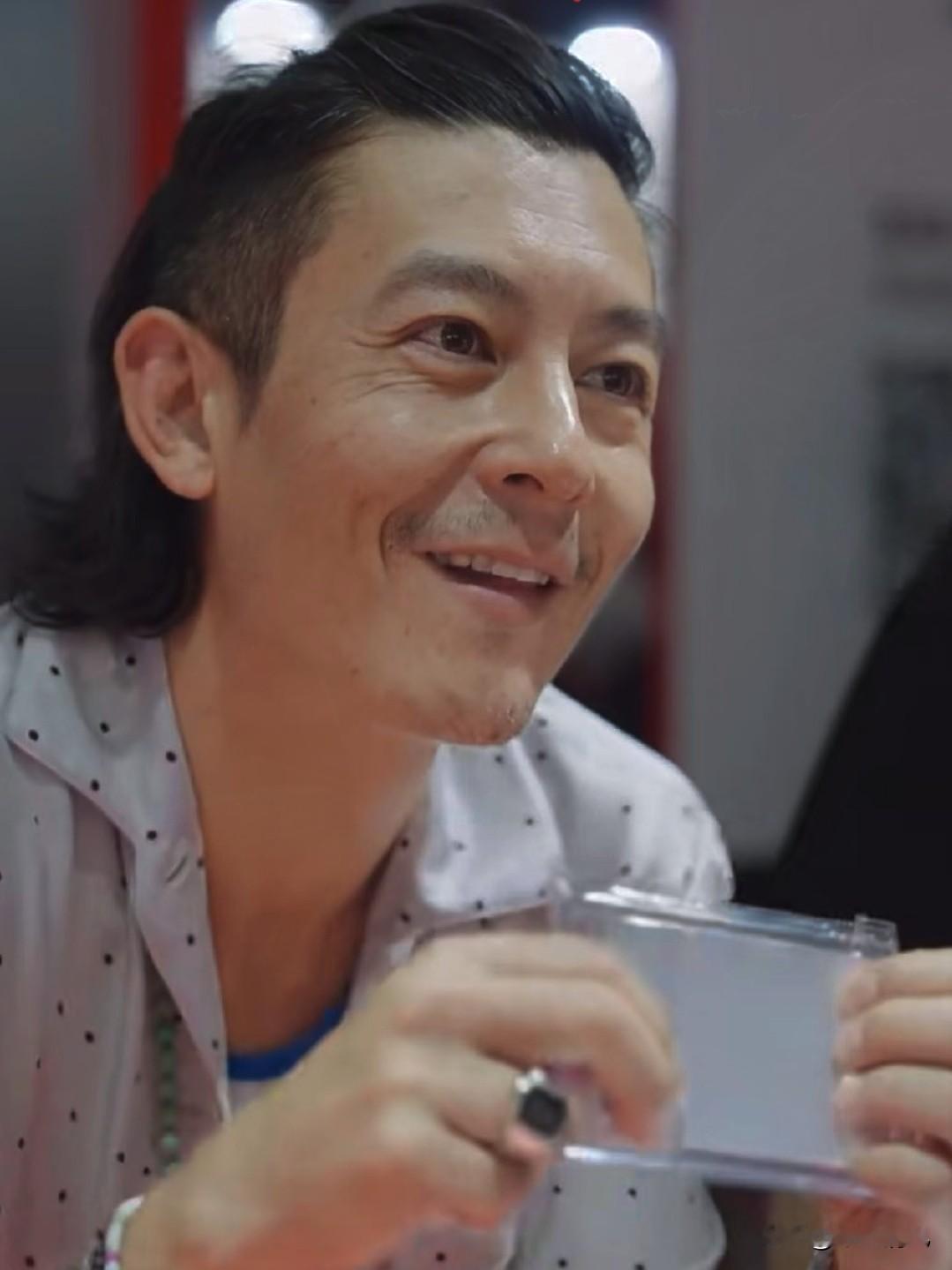 吴彦祖、王祖贤，现在又多了个陈冠希，这几位在北美华人圈扎堆出现，要说没点猫腻，我是真不信。

前两天刷到一个温哥华本地博主的路拍，几个人出现的场合和节奏，怎么看都不像单纯去养老的。

习惯了被人捧着，习惯了挥金如土，真让他们降维过日子，比杀了他们还难。

他们就是想继续当那种&