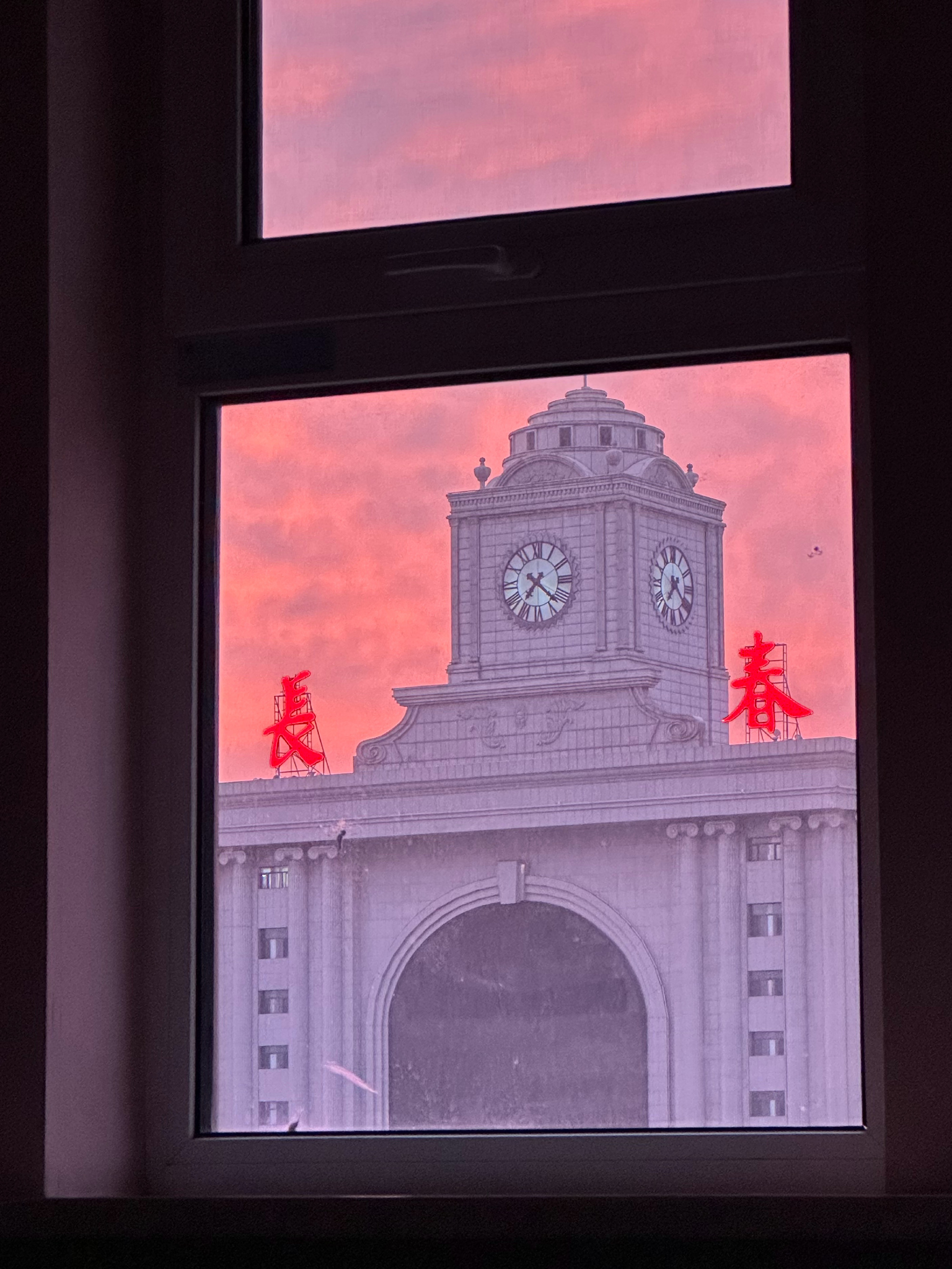 早上去吃麻辣烫的时候在下雨，一踩砖头就会溢出一股水，明明该是我最熟悉的...