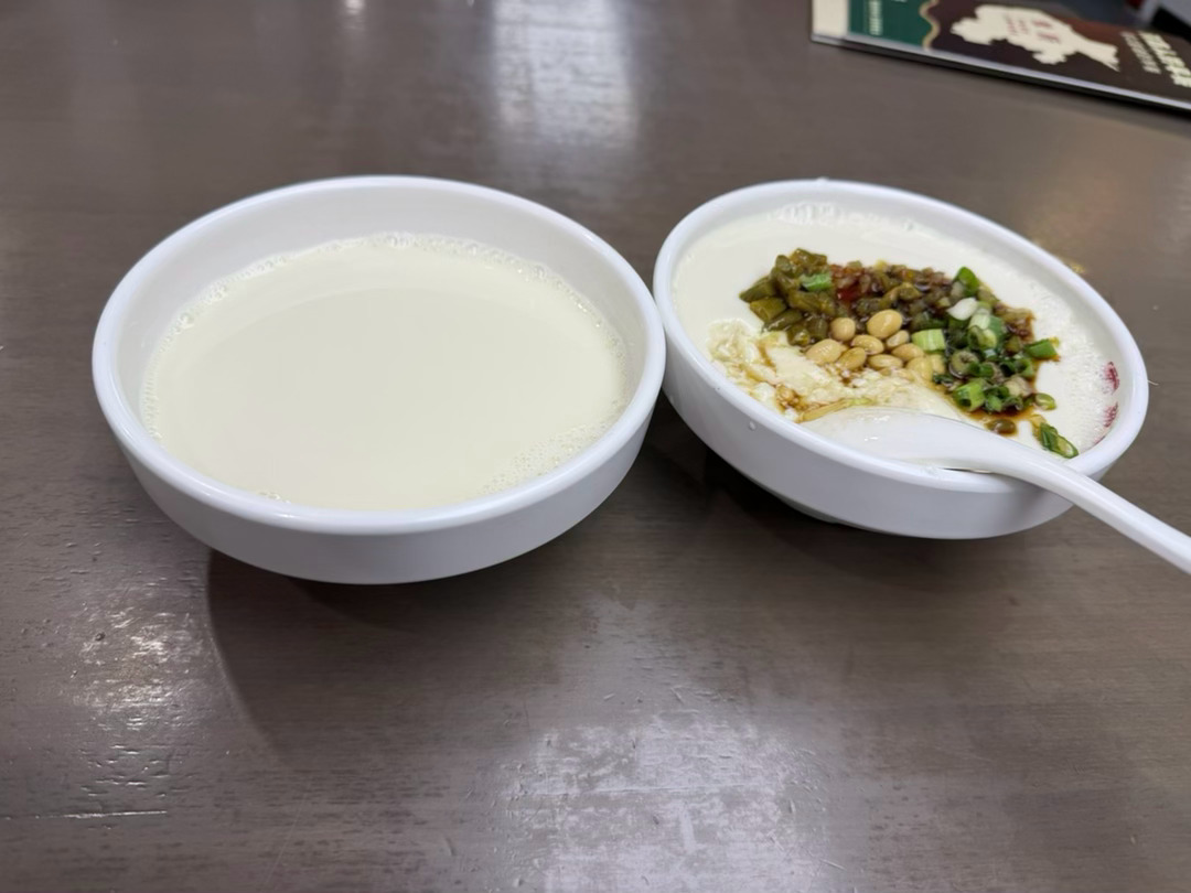 我的晚饭现在开始。

1．基础事实回顾：

这是一起刑事案件，一审法院判决送达被告人签收后，被告人从看守所给家属打电话，要求上诉。
律师紧急前往看守所会见，被告人本人已经签字确认上诉状、二审授权委托书，上诉材料已经邮寄给法院并确认已经签收；上诉是被告人本人真实自愿的意思表示，不是家属、 ​