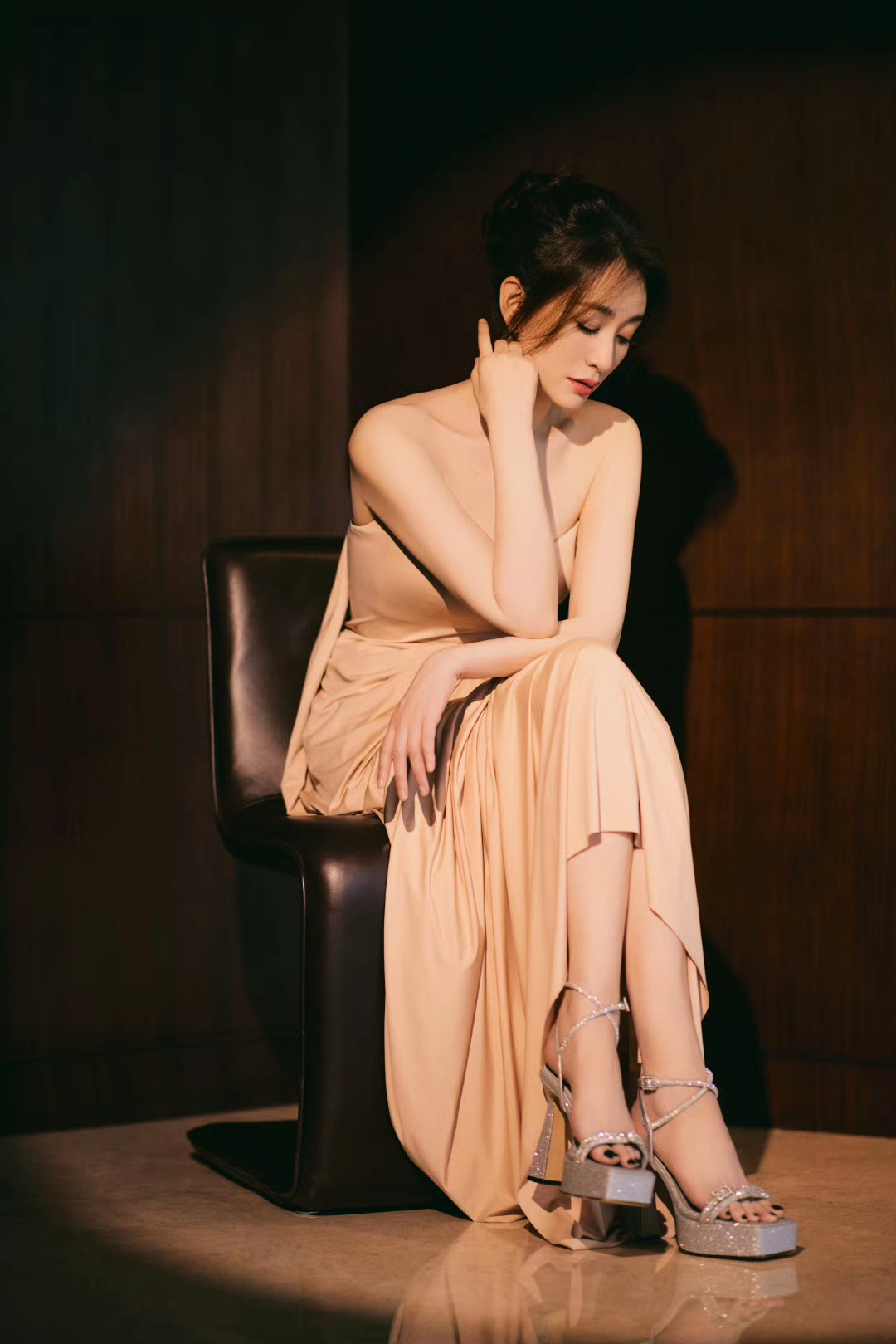 李小冉这“贵气松弛感”直接封神！   谁能扛住裸粉缎面裙的温柔暴击？李...