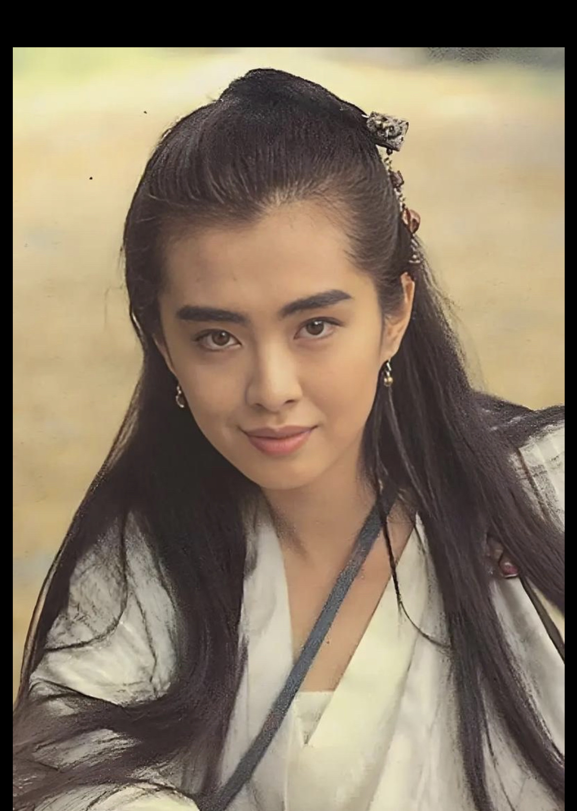 若不露面，记忆里的王祖贤永远不会褪色

提起王祖贤，大多数人的第一印象，永远是《倩女幽魂》里白衣飘飘的聂小倩。眉眼灵动，气质清冷，一颦一笑惊艳了几代观众，成为港片黄金时代无法复刻的白月光。很多影迷多年来一直珍藏这份美好，把她最美的模样定格在胶片里。

最近王祖贤的一段采访画面流出，不少网友感慨几乎认