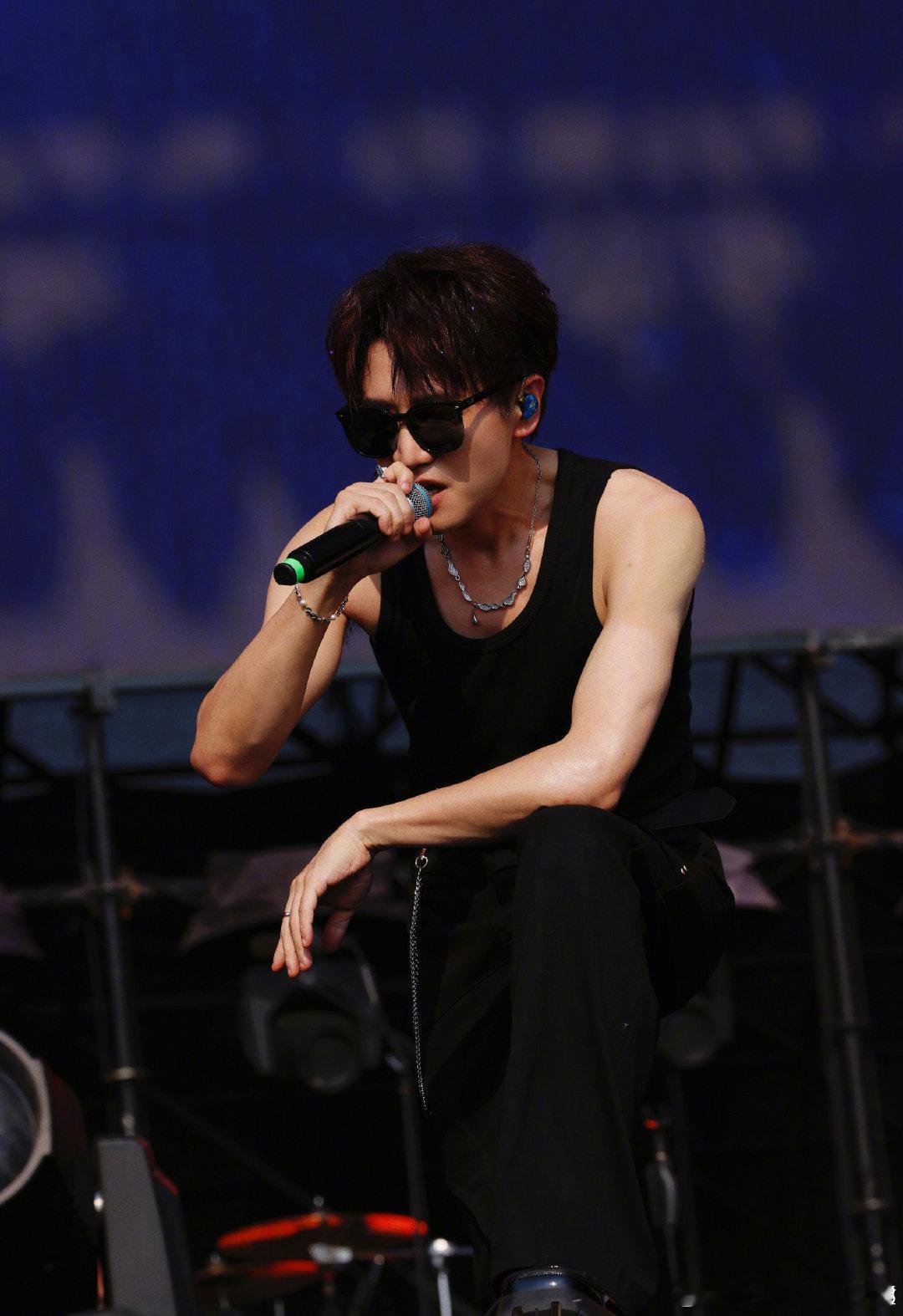 #王铮亮[超话]# 早上好困[困][困]，来一组肌肉能醒醒神[awsl] ​