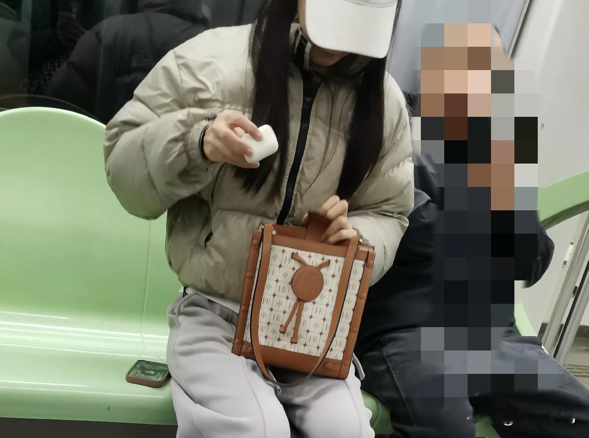 在北京的地铁上能碰见这样的美女，真的是一天的好心情！漂亮而又美丽，干净...