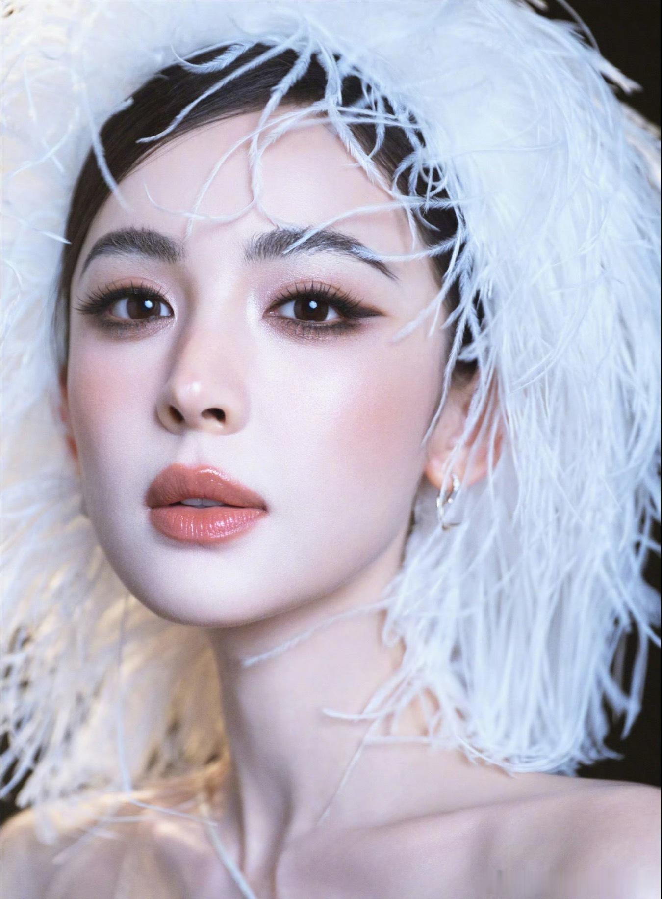 内娱的🍉

1.董卿被老公拖累难复出，孩子外籍也让她路人缘差。

2.刘雯以前谈圈泡菜男爱豆拿她炒流量，她动过心。

3.娜扎单身，追的人不少，但她要帅、还得忍她脾气。

4.刘学义说的不认识何炅，是指私下没来往，不是真不知道对方是谁。

5.鹿晗没理涉毒传言，团队悄悄取证，准备起诉，对方见状赶紧 ​