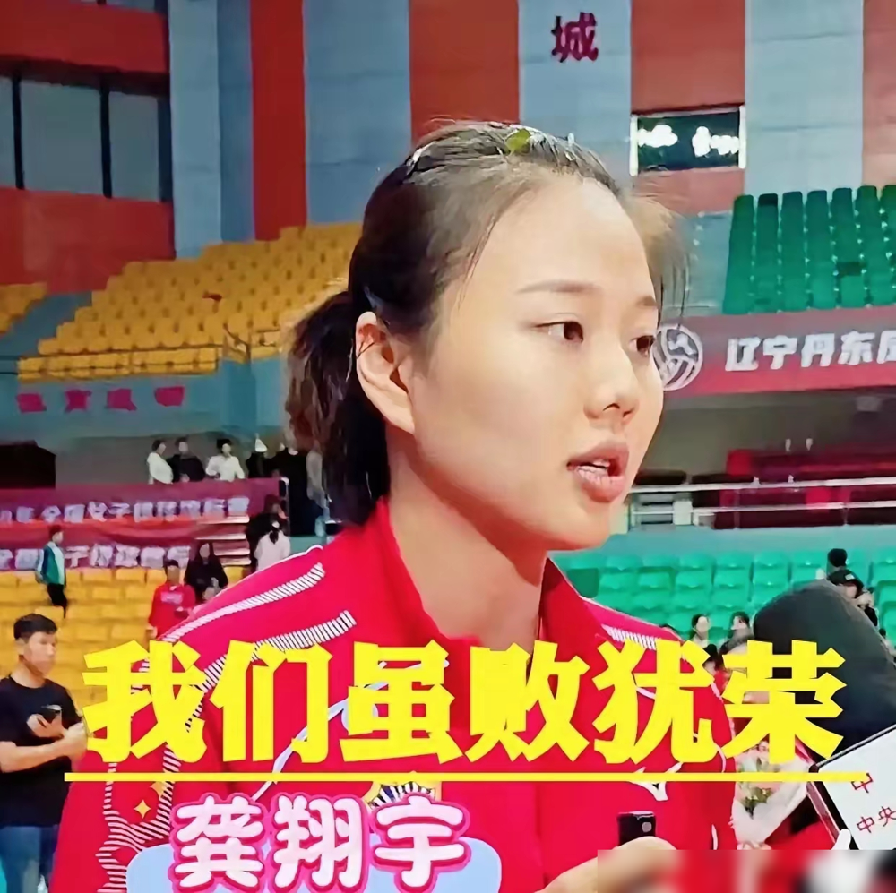 对手闭着眼把拦网全扑向主攻，中国女排的右翼成了死穴！
翻看国际大赛数据，接应扣球成功率刚过三成，综合进攻效率只有18%，在技术榜单前列直接断档。
二号位砸不穿，对手干脆放空右路，全员死掐四号位，主攻扣得再拼也是被动挨打。
别人都在玩命练重炮硬解，我们还在迷信保姆型打法，年轻强力接应更是迟迟接不