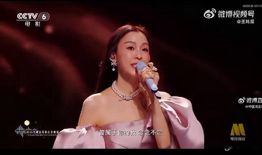 范玮琪这嗓子，真不如跟演员组假唱！
湾区升明月这晚会，规矩大家都门儿清，演员基本对口型，歌手基本来真的。
范玮琪今年也真唱了，唱的还是自己的《如果的事》，结果一开口就露馅。
声音抖得厉害，气也不够用，高音上不去，全程听着替她紧张。
旁边希林娜依·高稳得很，一对比，范玮琪这边就有点尴尬了。
这水平还不