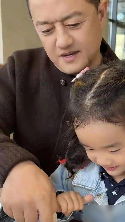 李亚鹏又去前妻家带孩子了，海哈金喜直播间一句话把复婚路堵死。
女儿夏夏四岁生日，俩人同框合影，李亚鹏他妈也来了，看着跟没离似的。可海哈金喜转头开播，直接放话：绝不复婚。
她说自己从来没觉得是单亲妈妈。李亚鹏隔三差五上门，读故事、做手工、陪着游泳，一样没落下。亲爹在后方稳住孩子，她腾出手抓直播带货