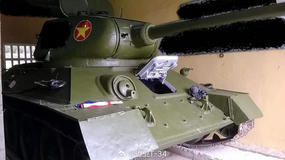 越南海军岸防部队的T-34-85M，大概是174厂战后生产型，没有车首连接梁，战后特征车长指挥塔，没有装DTM航向机枪。最后一次升级时间比较靠后，炮盾和航向机枪都配置了安装帆布的设备。#烽火问鼎计划# ​​​​