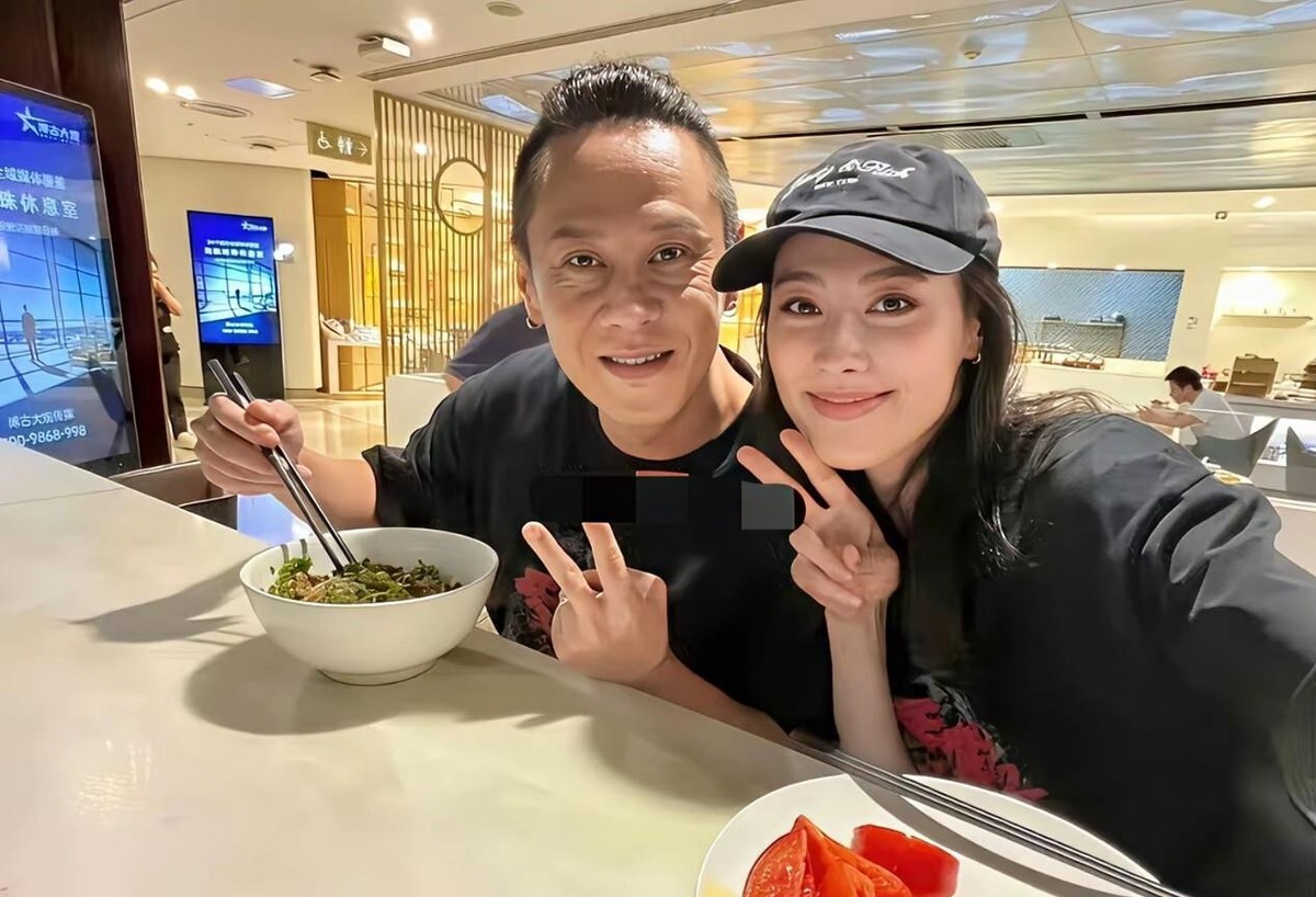 梁洛施和马浴柯十指紧扣走完了国庆档路演全程，这次她连装都不装了。以前跟李泽楷在一起的时候，她被拍到总是低着头躲镜头，现在敢在公开场合大方牵手、发合照、告诉大家这就是她男朋友。马浴柯是什么人？甘肃来的北漂，住过酒吧老板的衣柜，洗过车送过报，从场记一步步爬到导演。论钱论名，他跟李家差了十万八千里。但你看