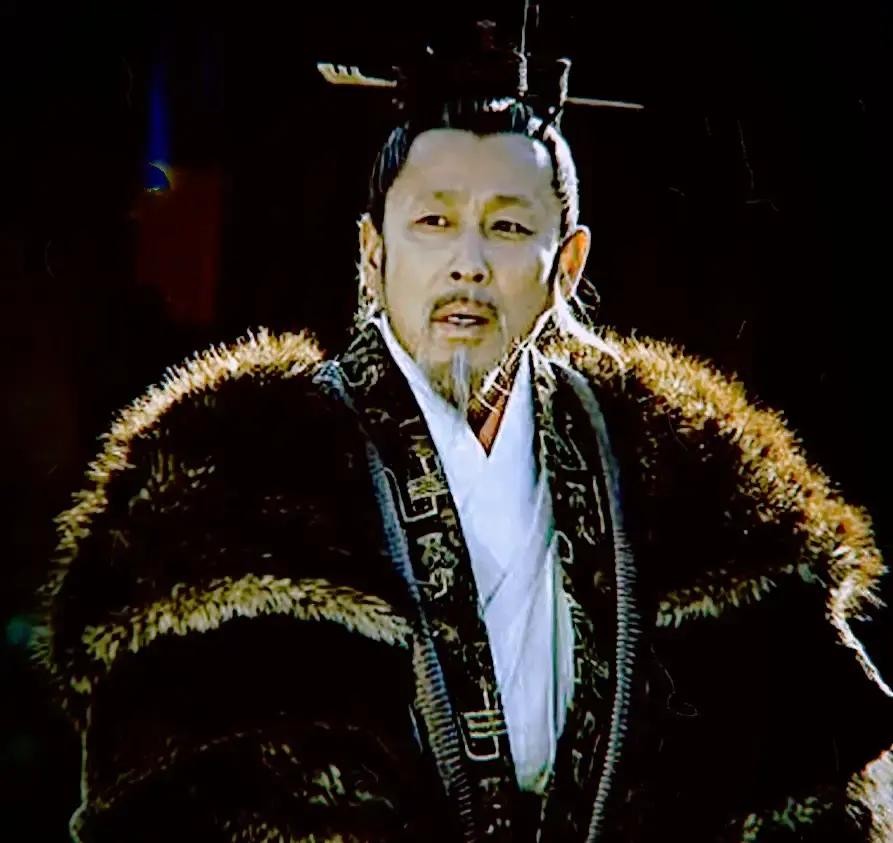 刘邦临终前，死死拉着吕雉的手叮嘱：“我死后，满朝文武你皆可杀，唯独这一人，你绝不能动分毫！” 吕雉满脸错愕：“连韩信、彭越我都除了，还有谁是我动不得的？” 刘邦喘着粗气，一字一句砸出来：“此人若死，你吕氏全族，必被满门抄斩，刘家江山也会跟着覆灭！”

吕雉的手被攥得生疼，她没抽开，只是看着刘邦。刘邦