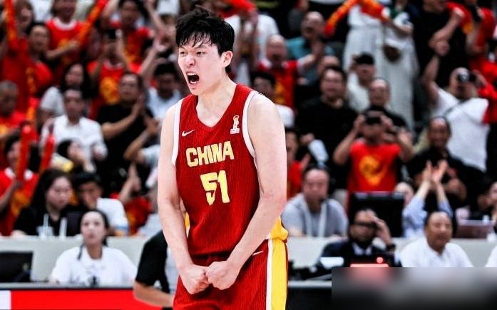21分钟，+19，0犯规。杨瀚森把伦敦雄狮内线打成了筛子，赛后直接登上开拓者官方赢球海报。
8中6，还有一手三分，4个助攻喂得队友舒舒服服。主教练诺里原话：他一直在用正确的方式打球。队友说，战术他基本全懂了，还能自由发挥。
收官战打勇士，20分钟，6分7板2助。季前赛这表现，硬生生把第三中锋的位