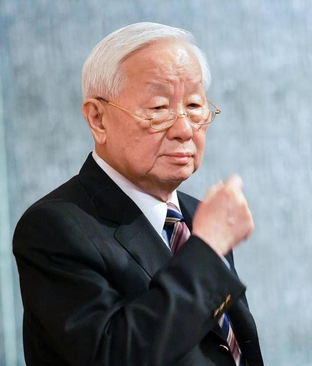 比芯片断供还狠！台积电创办人张忠谋曾撂下狠话：如果我们真要铁了心掐死中国芯片产业，中国企业根本扛不住。这话是2023年8月张忠谋接受《纽约时报》专访时说的，原话大意是：美国、荷兰、日本、韩国和中国台湾控制了半导体产业链上所有瓶颈，如果真想扼杀中国大陆，对方真的没什么办法。
 
芯片，不是谁家有个厂子