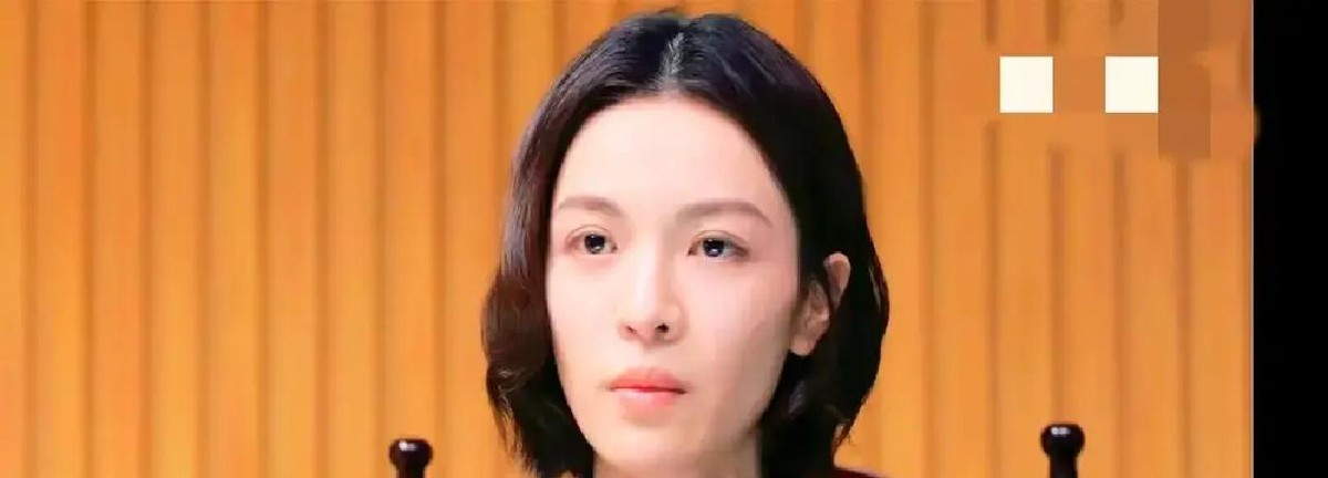 吴镇宇这次在《蝉》里演的法官余颂凡，算是把人性的灰暗面彻底撕开了，看着是个刚正不阿的硬骨头，结果却被一个来历不明的孙子拿捏得死死的

赵屹杰这招确实毒辣，偷偷给老康下了个套把人支走，反手就把小男孩杨阿五弄到了自己眼皮子底下，他不图别的，就是想把这孩子当筹码，逼着余颂凡在法庭上闭着眼睛敲假锤

要说这