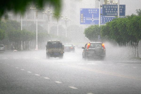 受台风影响，福建多地发布通知，实施停工，停产，停课，休市的防御措施，用来应对即将到来的狂风暴雨天气。
 
并不是福建全部地区统一执行这套措施，各个地市会结合本地实测的风力和降雨数据，分别确定启动时间。漳州部分区县最先落地相关要求，学校停止线下教学，校外培训机构也同步暂停。福州，泉州不少景区公园关闭，