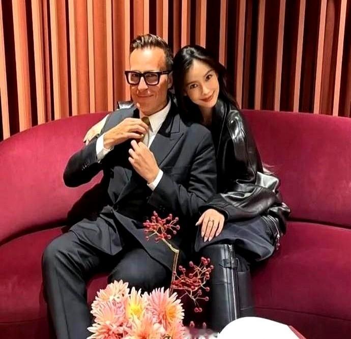 Angelababy这次海外亮相，直接跟爱马仕总监同框了。

没搞什么夸张的红毯战袍，就一身皮衣配长靴。最绝的是那个劲儿，袖口随手一搭，往那一站，根本没用力凹造型，气场就出来了。

这其实戳破了一个穿搭真相：真想显贵气，衣服千万别穿太满。版型干净利落，留点松弛感，比堆一身爆款管用得多。

看惯了满屏