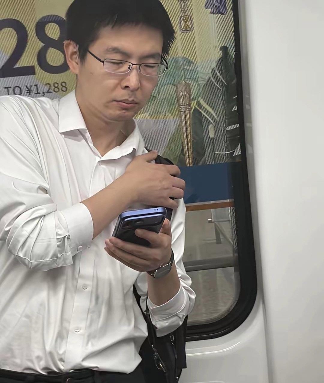 36岁￼宇树科技⁠￼￼千亿创始人￼王兴兴⁠￼￼，在北京机场摆渡车被偶遇。这就是传说中的最年轻的钻石王老五啊！孤身一人，没有助理陪同，穿搭很低调。 ​