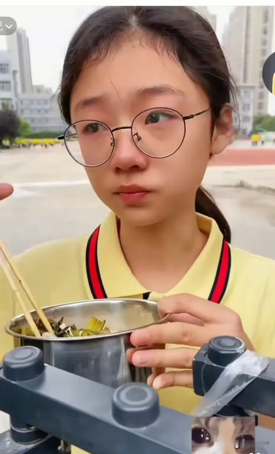 网传江苏盐城一段校园日常，戳中了无数人的泪点：
小女孩5岁时父亲因病去世，母亲改嫁，是姑姑一手带大的。
如今13岁，身高已1.73米，面容清秀，成绩优异，流着泪吃着姑姑送的饭菜，

发誓一定努力考取个好大学，将来报答姑姑的养育之恩，姑姑重亲情，小女孩念亲恩，双向奔赴，未来可期。

故事里的周三正午，