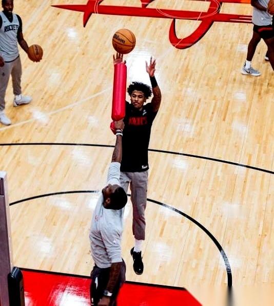 上个赛季，杰伦格林就因为季后赛手软，被火箭队当成“惩罚”，跟狄龙一起打...