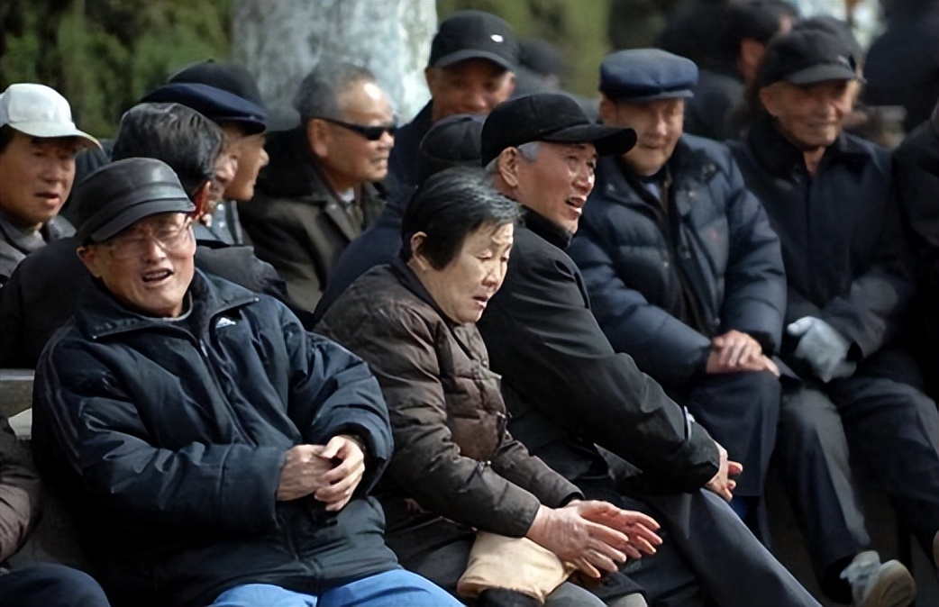 多地“结婚发钱”：真金白银为适龄婚育减负

领证当天，除了结婚证，还能从窗口领到一个红包——这样的场景正在多地出现。从山西吕梁的1500元现金，到福建明溪的3000元结婚奖励，再到广东部分村镇、企业给出的婚育奖金，各地正把婚育支持政策向前端延伸，“结婚”环节首次被放到更突出的位置。

山西吕梁自20