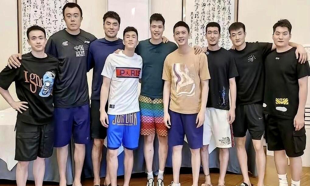 一张辽宁男篮的老合照，咋就杨鸣最扎眼？    他身高1米93，在队里不...