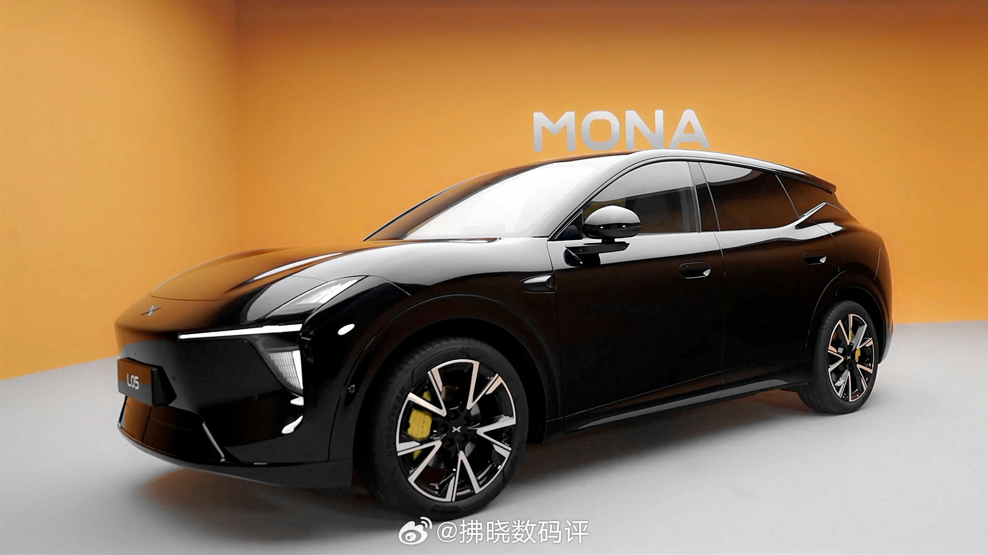#MONAL05车大好开# 
又到了“黑白永不过时”的发光时刻！即便是放在MONA L05这样的设计大牛上，这“晶曜黑”漆色依旧压得住，而且气场拿捏得很稳~[666]
#拂晓聊车# ​