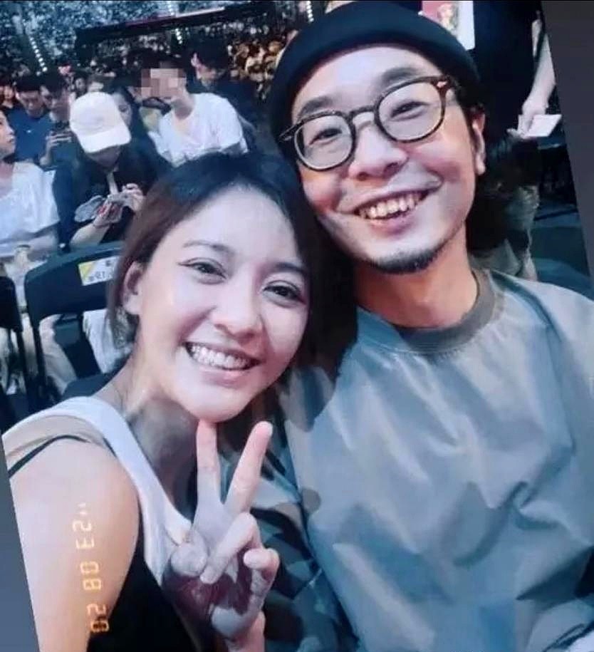 半夜醒来看着枕边人，陈意涵脱口而出，嫁给你是我这辈子最幸福的事。

对面坐着的许富翔，嘴角瞬间咧到了耳根。这对曾被外界指指点点长相不搭的夫妻，用一句闲聊打碎了所有的颜值滤镜。

外人盯着男方的五官撇嘴，陈意涵却盯着老公满眼放光。找个帅哥天天端着供着，哪有找个懂你的人把你宠成小孩来得舒坦。许富翔几句接
