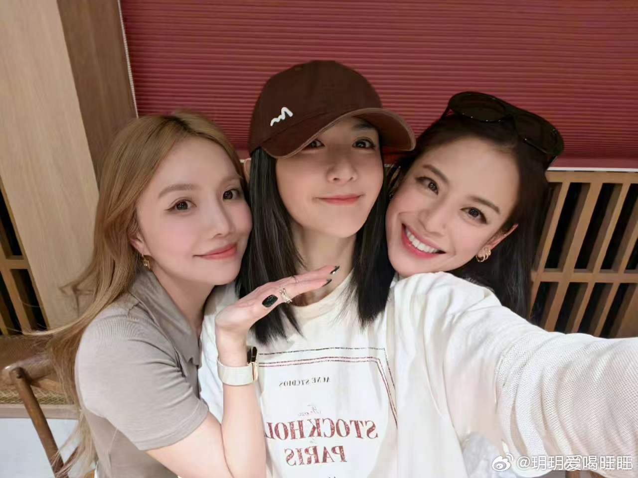 #江语晨回应谢娜# 谢娜笑称两人就是两个吃货，潘玮柏也调侃谈恋爱不会只逛便利店[污] ​