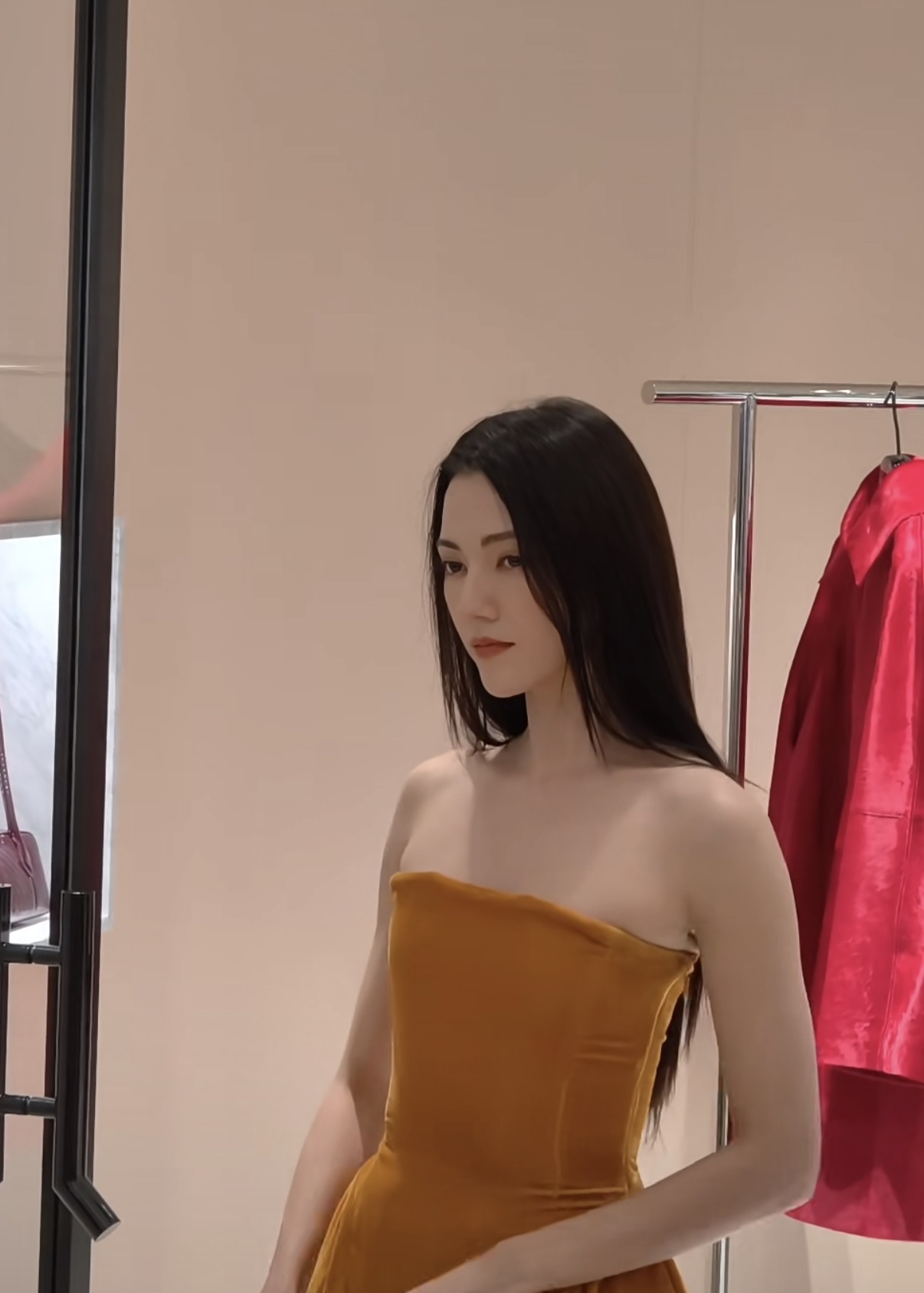 娜然上海线下活动，生图好立体的五官啊！感觉她除了封神榜这部电影没有其他的戏了，但是这个妲己确实是演的很不错的，现在看到她就想到剧中的她，这发型这表情和戏里一模一样，有一种生人勿近的感觉，这种疏离感让人着迷。