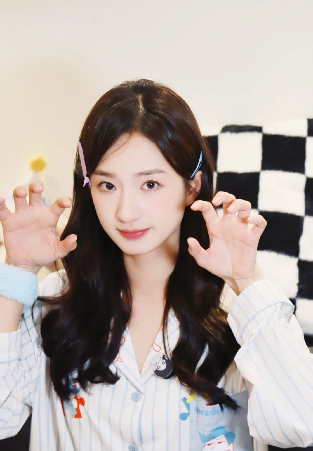 #谭盐盐[超话]# 
闺蜜你好萌[女孩儿] ​