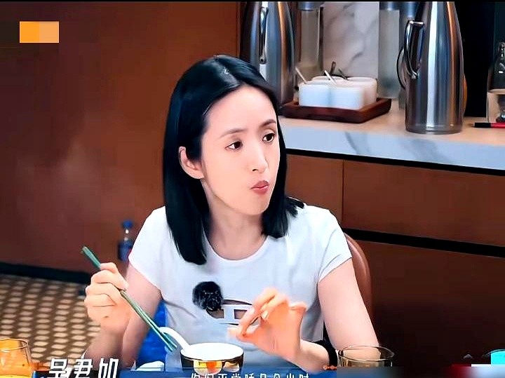 邓为说没戏拍时，每天睡足九个钟头。旁边的吴君如，眼珠子都快掉出来了。

娱乐圈的睡眠，分两种人。一种是没活儿干的，一种是腕儿足够大的。

邓为这句大实话，戳破了多少人的梦。杨幂忙起来，三天只在飞机上眯三四个小时。彭于晏也扛不住，说熬夜行，但一大早开工真不行。

孙俪和刘德华那种晚上九点睡、雷打不动的