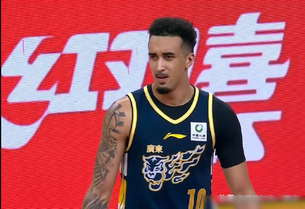 广东队把吉林内线打成了筛子，篮板抢了整整21个。 你看王少杰开局那几...