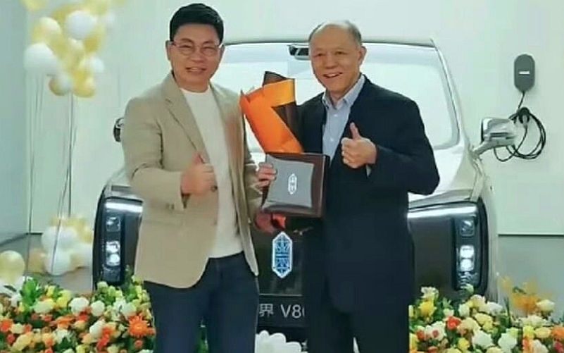 余承东尊界V800：大车不笨、安全有备份，百万MPV该关注哪些核心点？

不少人固有印象里，百万级豪华MPV市场，一直被海外品牌占据主导。

霍震寰提尊界V800这件事，带给我不少新思考。

抛开新闻热点本身，梳理背后的产品逻辑，对于我们看待国产高端产品突围，也有一定的参考价值。
 
10月6日，余