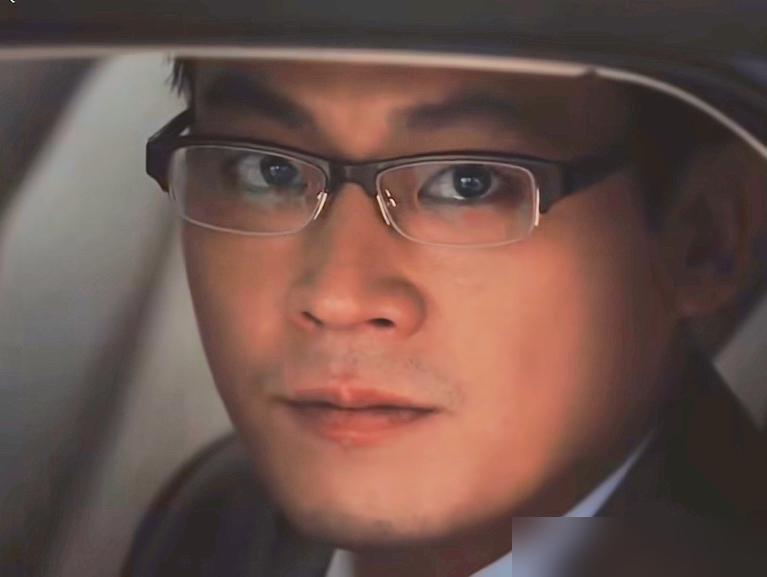 欧豪最怕跟祖峰对戏，这话是他自己说的。
《交锋》里他演潜伏二十年的间谍林看山，不靠狠，靠修古籍、管港口、帮同事孩子补课，把假身份活成了真的。祖峰演他上司，全程没一句重话，算计全藏在眼神里。欧豪说一进组就得死盯着对方的脸，稍微走神，节奏就断。
最绝的是选角，原定演员海鲜过敏拍不了，是欧豪把祖峰拉来