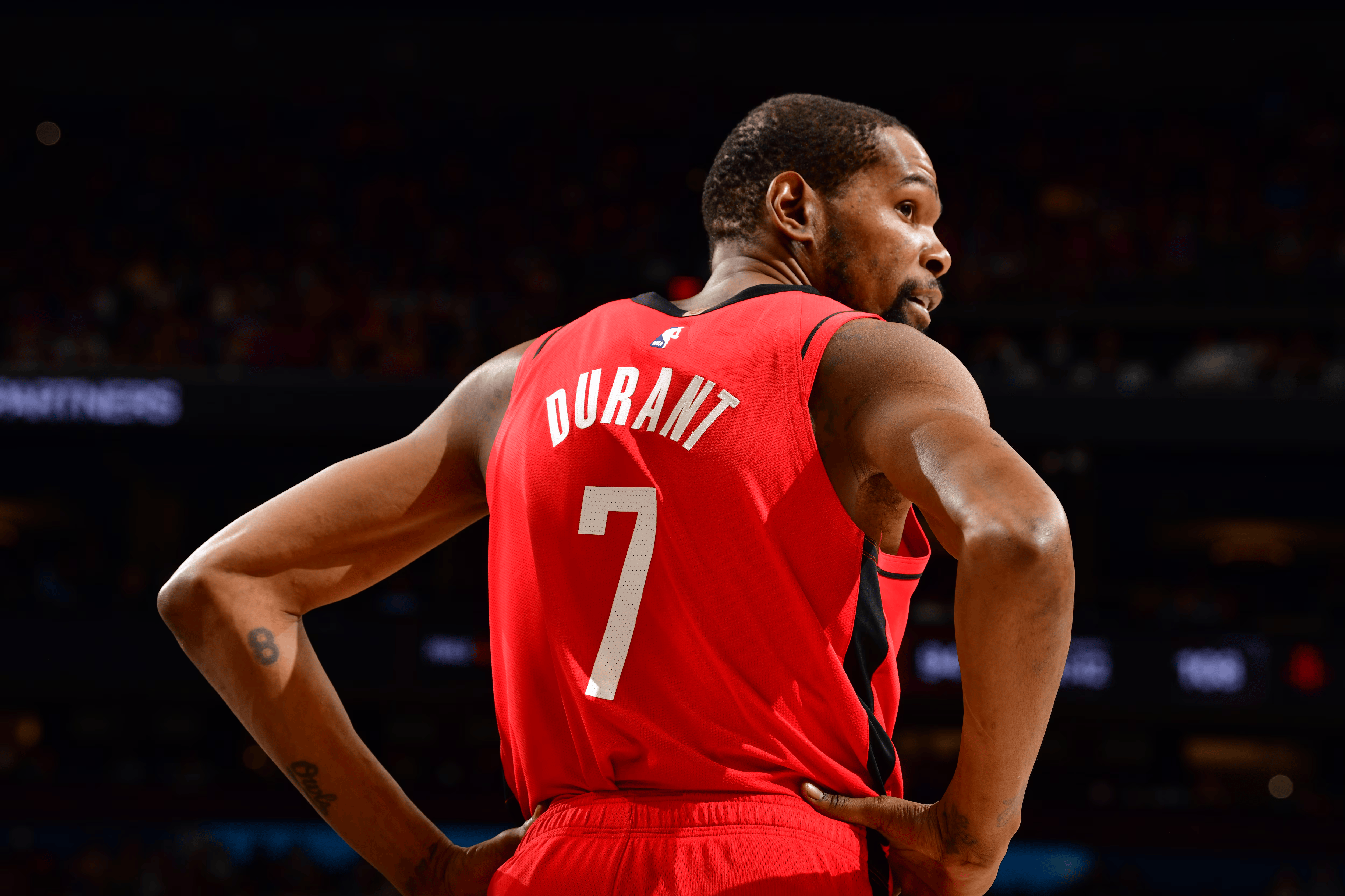 杜兰特最后的诊断结果是右膝髌腱挫伤。Shams表示这次受伤很严重，火箭...