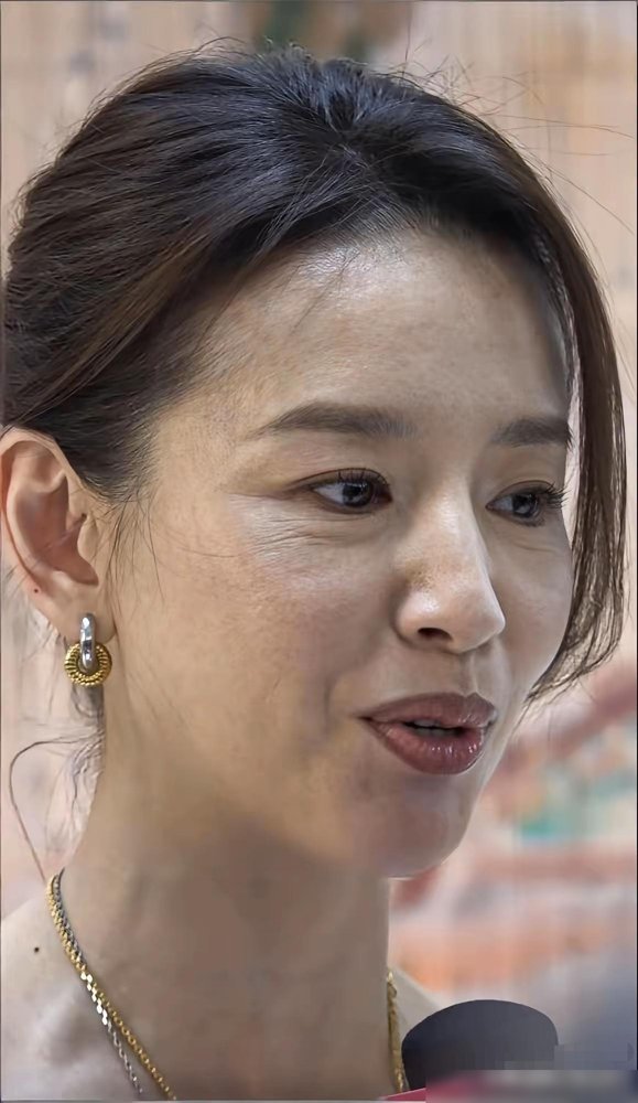 陈妍希穿芭比粉走红毯，差点摔了，手一拉肩带，稳住了。镜头怼脸，肉肉的，反而比年轻时更勾人。有人说她骨相抗老，其实是离了婚的女人，眼里没那么多小心翼翼了。跟陈晓那八年，总像在等谁回头看她一眼。现在倒好，一个人走红毯，摔了也不慌。状态这东西，装不出来，都是日子喂出来的。女人过得好不好，真不用嘴说。