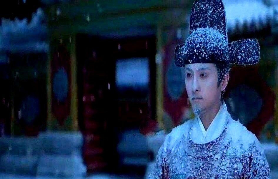 剧本上根本没有递温水和背后拥抱，全是谭松韵和刘学义现场硬生生现挂出来的。

许兰香从16岁熬到80岁，最后在怀里看着林锦岐闭眼。没嚎啕大哭，就拿了根红线系在他手腕上。拍背后抱那场戏，谭松韵突然加词，眼泪直接砸在刘学义后颈上，刘学义后背当场僵住，导演硬是没喊停。

拍完谭松韵眼睛肿得厉害，刘学义顺手递