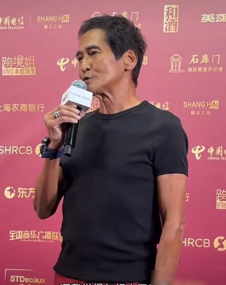 看到66岁齐秦最近的露面视频，第一反应差点没敢认。整个人晒得黢黑，面颊肉眼可见地凹了下去，当年那个抱着吉他唱《狼》的长发不羁少年，早被岁月彻底换了副皮囊。

评论区里满屏都在翻他和王祖贤纠缠15年的旧账，有人唏嘘，有人替他不值。

但大伙儿只盯着那张沧桑变黑的脸，却没留意他抬胳膊时那身扎实的肌肉线条