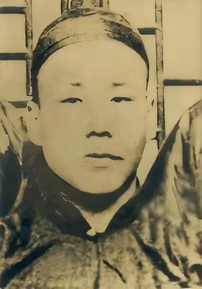 1895年，光绪皇帝在殿试阅卷时，翻到一份考卷，忽然停下来。他在卷子上的某处划了个圈，沉默片刻，随即红了眼眶。当日便做了决定：把原本排在后面的这份答卷，亲手提为第一名。
 
被圈起来的，是八个字。
 
这短短八个字，没有华丽辞藻、没有刻意逢迎，却字字千钧，精准戳中了光绪帝心底最深的委屈与不甘，也彻底