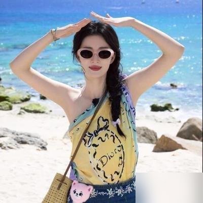 一条爱马仕丝巾，王楚然直接缠胸上当抹胸穿，全网没人骂，反而都在夸。这要搁两年前，她能被喷到退圈。
《现在就出发》里她彻底不装了。啃鸡腿满嘴油，摔泥坑里咧嘴笑，素颜戴个破草帽就出镜。弹幕全在刷：这姐们儿原来是个活人？
要知道她以前被叫“端王”，喝水要45度角，笑要露八颗牙，连呼吸都像在拍广告。黑粉