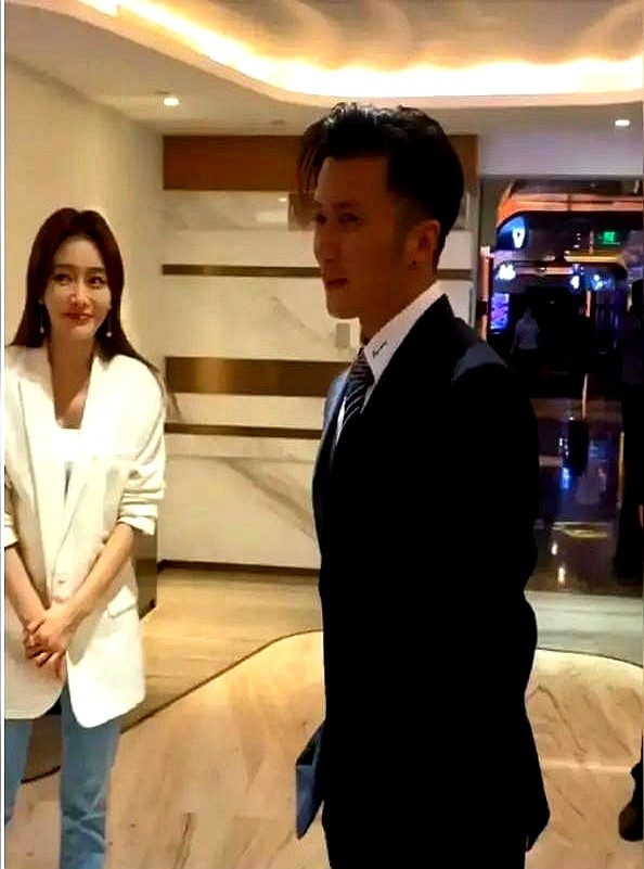 秦岚和谢霆锋同框，硬是把名利场的社交圈，站成了教科书。

两人搭话，秦岚脚底像钉了钉子，死死卡在半步之外的安全线。不往前凑，也不套近乎。

谢霆锋开口，她上身微倾，眼神直直迎上去，连点头的幅度都透着分寸。

圈子里多的是生扑抢镜，这种不靠硬凹的克制，反而扎眼。

装出来的客气撑不过三秒，长在骨子里的